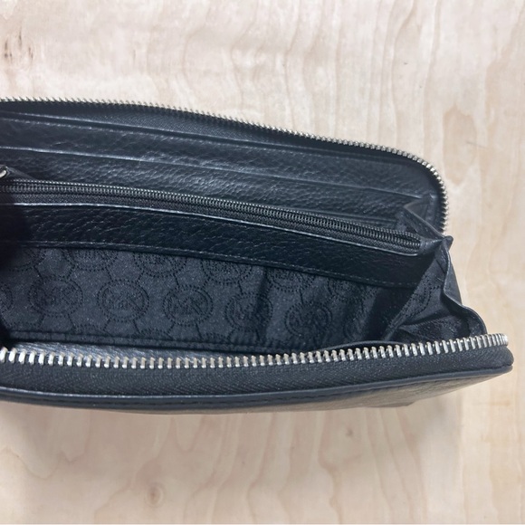 Michael Kors JET SET Zip Around Continental Black Wallet Pebbled Leather EUC - Picture 9 of 11